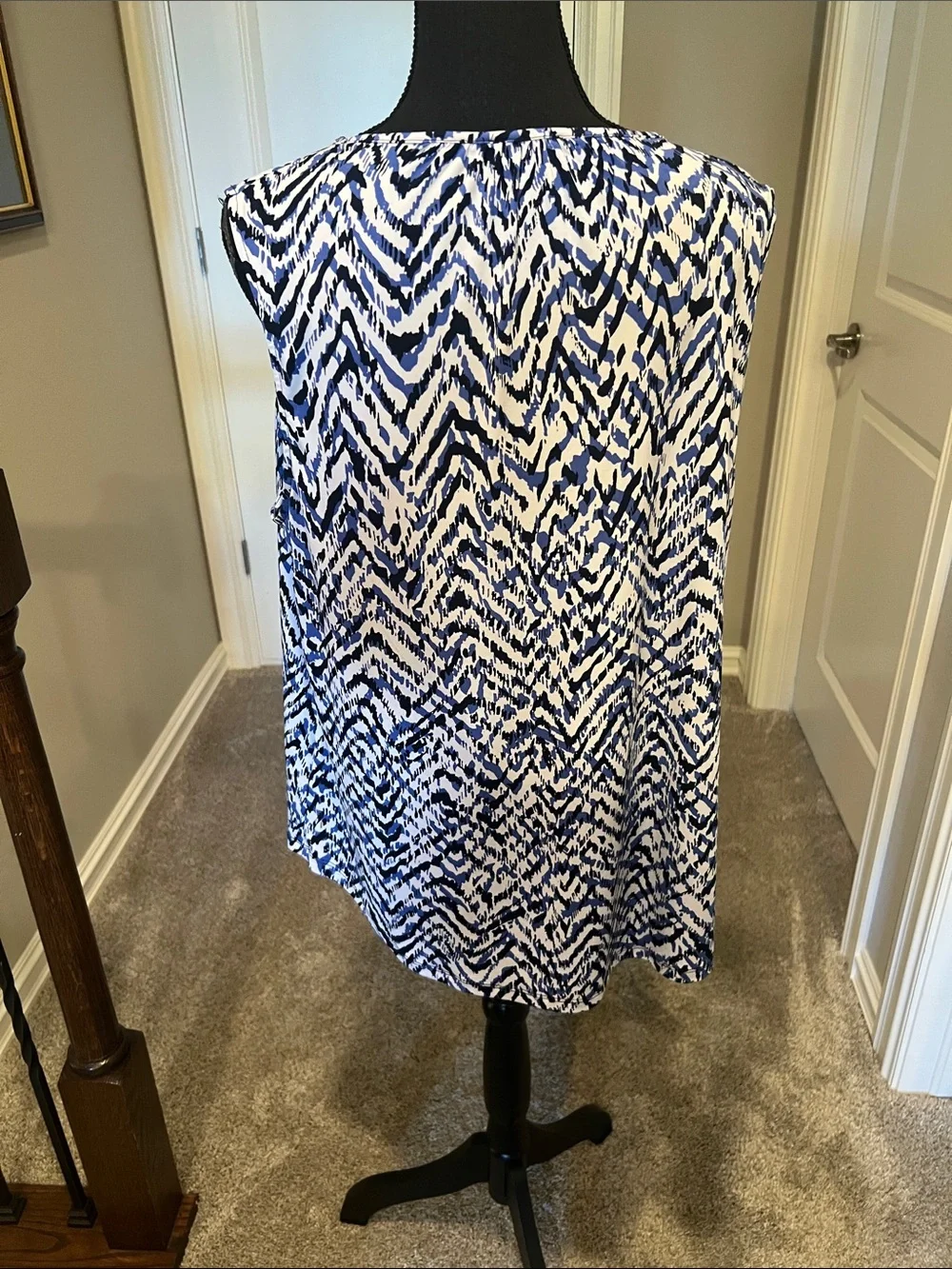 Jones New York Blue & White Abstract Print Sleeveless Top with Zip Detail - Picture 7 of 9